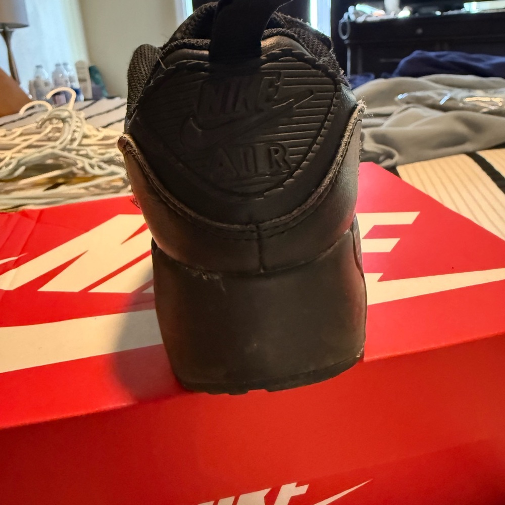 Nike Air Max 90 easy on Kids Black Sneakers - Picture 3 of 5